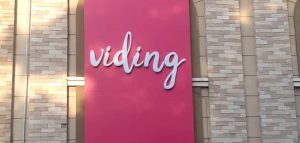 Perbedaan Acrylic Sign dan LED Sign: Mana yang Tepat untuk Brand Anda?